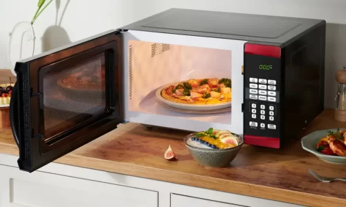 Ce cauzează sunetul „de tunete” sau pocniturile ciudate în cuptorul cu microunde în timpul funcționării?