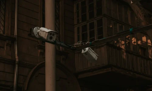 Ce faci legal dacă vecinul montează camere de supraveghere care filmează curtea ta?