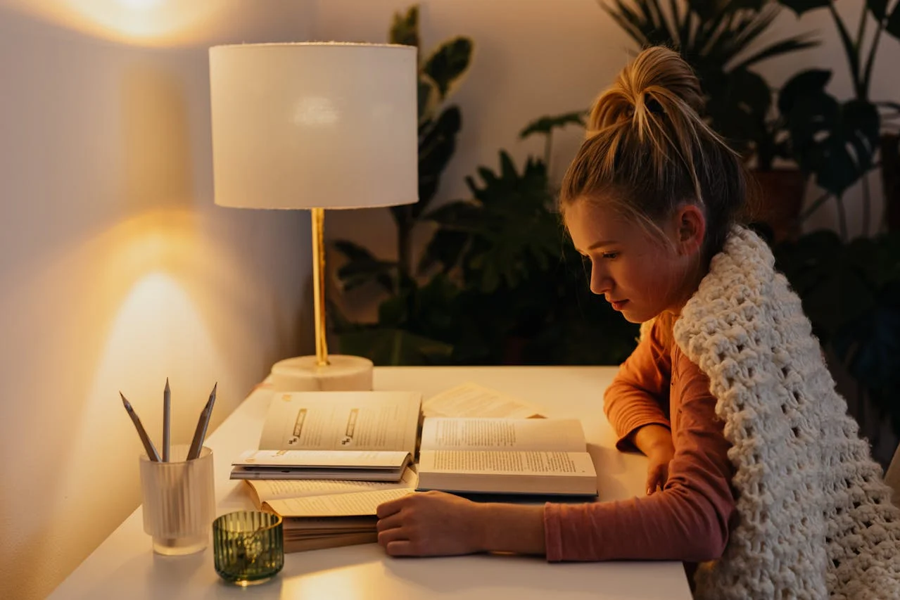 Ce tip de lampă este ideală pentru citit fără să obosească ochii?