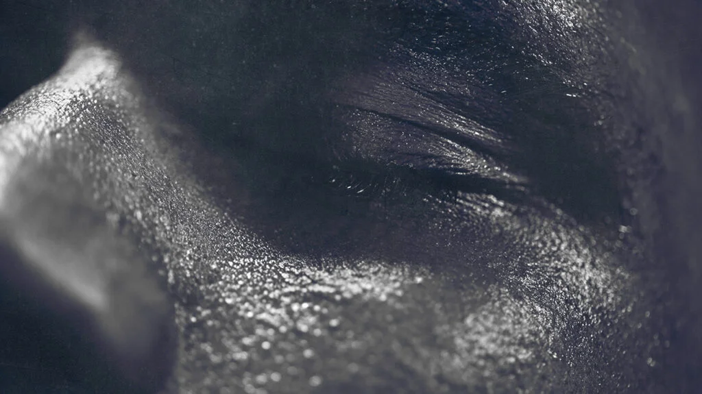 Cum recunoști dacă transpirația excesivă noaptea este hormonală sau de la altceva?