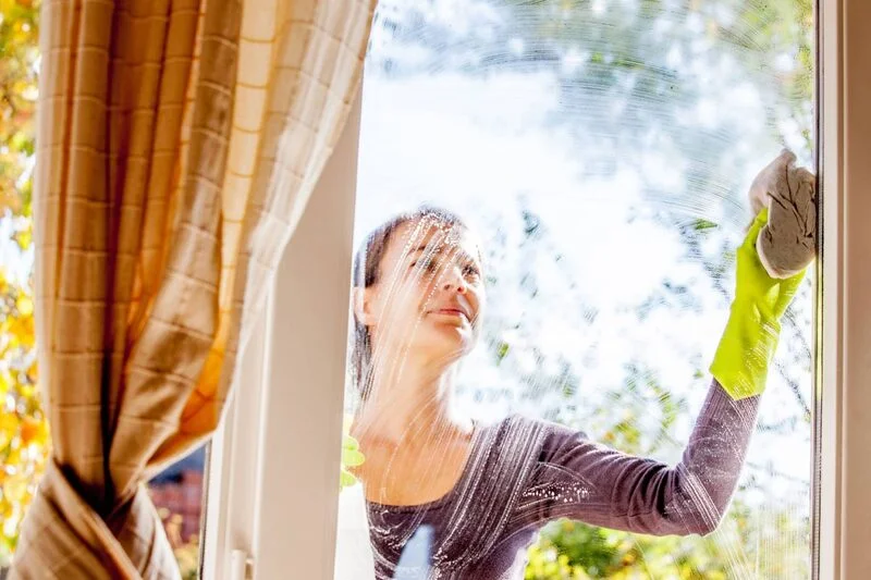 Cum să elimini urmele de lipici de pe geamuri după îndepărtarea autocolantului?