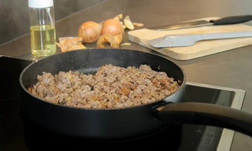 De ce nu se rumenește carnea la tigaie, ci doar se fierbe?