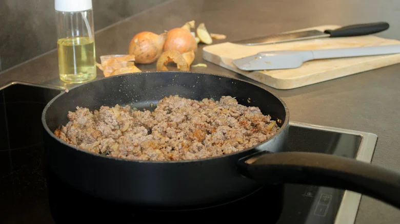 De ce nu se rumenește carnea la tigaie, ci doar se fierbe?