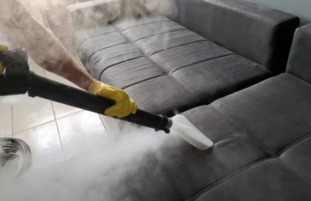 Curățarea unei canapele cu dispozitiv de extracție